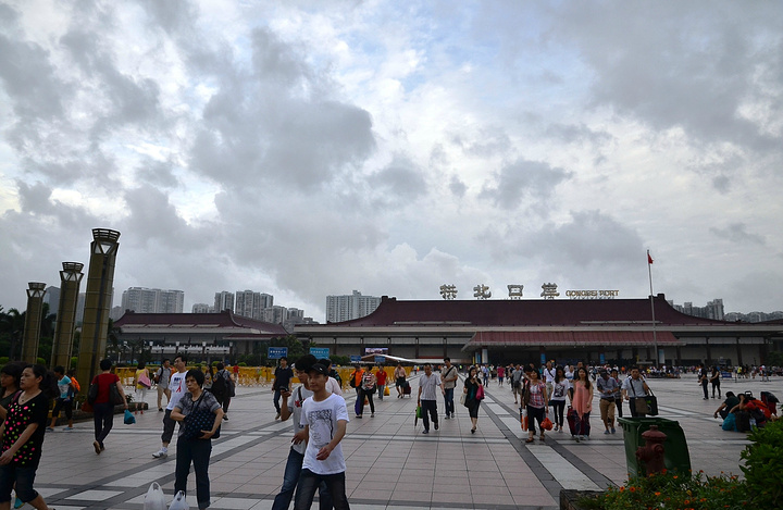 "拱北口岸已经超越了罗湖口岸变成客流量最大的口岸了_珠海拱北口岸"