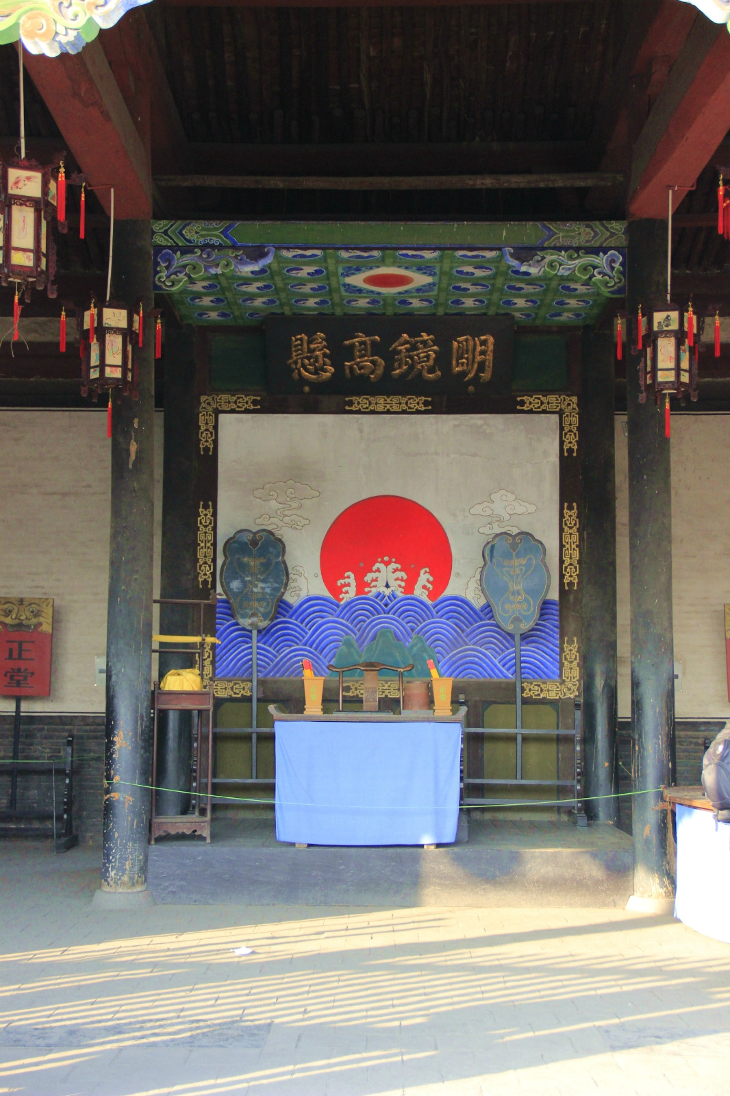 这里叫做亲民堂,在电视节目上面可以看到升堂的取景就是在此处,这里是