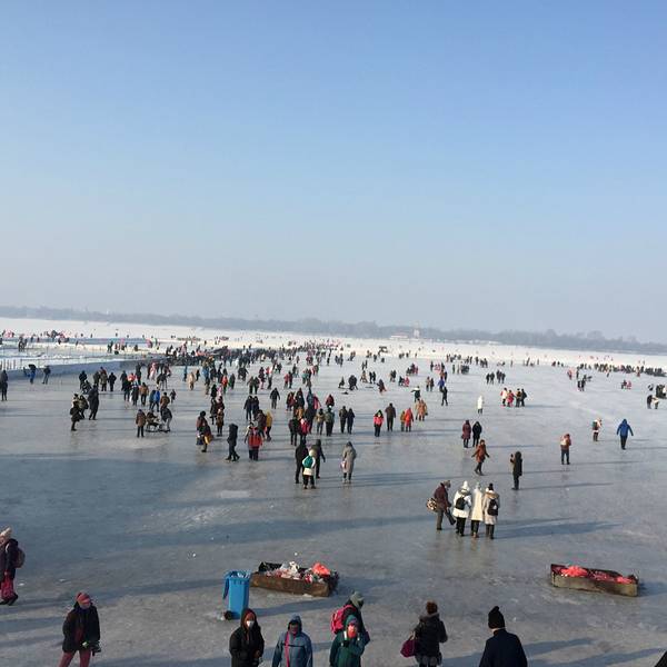 中央大街的尽头就是松花江,也能看到防洪纪念塔,附近有大型百货进驻