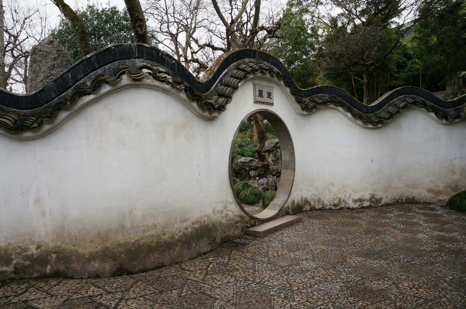 由于建的时间比较晚,可以说博采众长,汇聚了苏州园林的优点粉墙黛瓦的