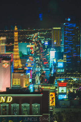 21由于酒店窗户是双层玻璃 所以叠影问题无法避免 看久了晃眼睛 胖叔蹲在酒店落地窗前倒腾了这两张夜景 拉斯维加斯特朗普国际酒店 Trump International Hotel Las Vegas 评论 去哪儿攻略