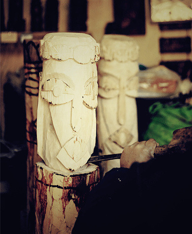 "红坊纳西木雕艺术品廊，这是一家特色小店，专门制作售卖纳西族特色木雕，店里的陈设布置简单，却又充..._红坊"的评论图片