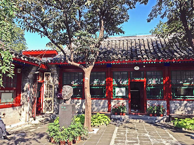在北京灯市口西街的小胡同里,老舍故居门口挂着五星红旗,前来参观的人
