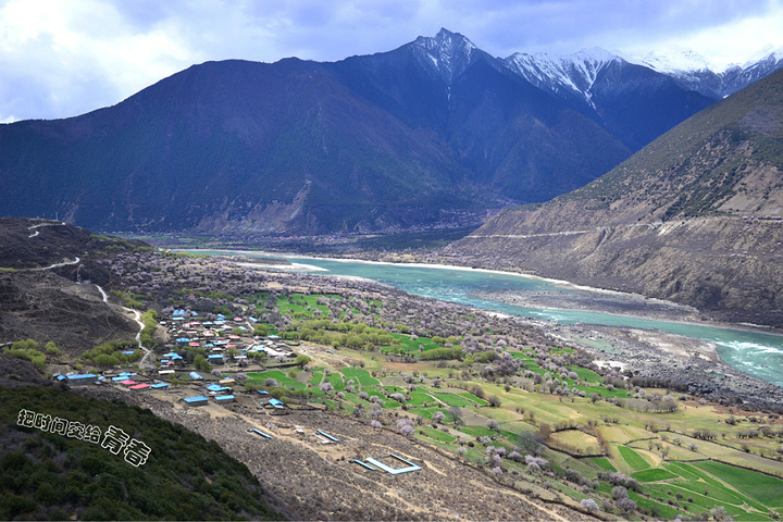 如是桃花繁盛的季节,平坦的河谷上被桃花点缀的雅江田园风光
