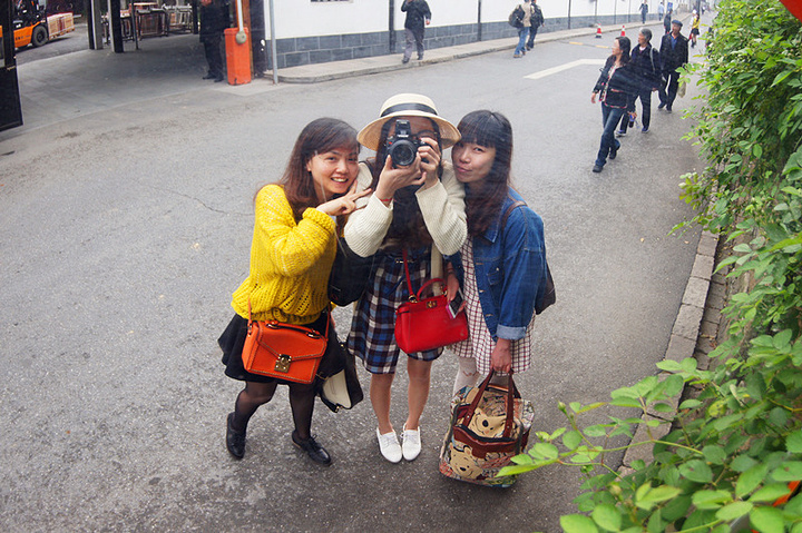 风雨长廊水巷驿张恒泰理发店手工修鞋文房四宝一个这么大的帽子大小得