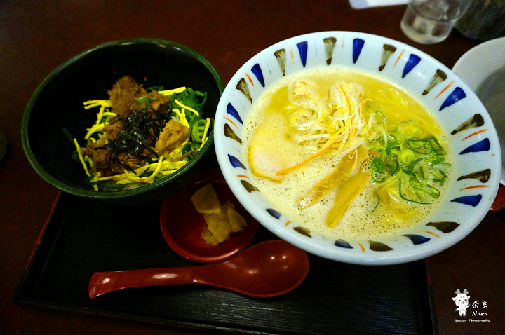 "米饭虽然小小一碗，配料也是很丰盛。鸡白汤是半自助餐，但会有详细的中文食用方式说明；可爱的中文标注_Genkishin Nara"的评论图片