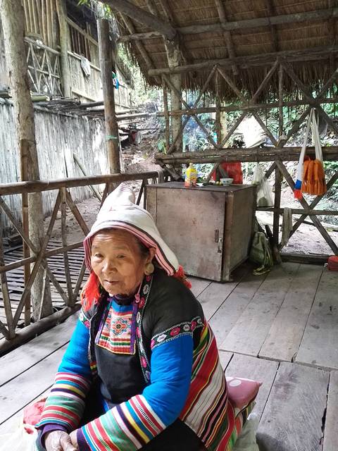 大家注意看这位婆婆的耳洞,基诺族的女人以大耳洞为美.