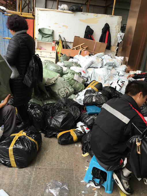 到处都在打包,真的是名副其实的大服饰批发城