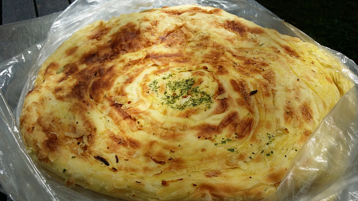 强力推荐这个叫葱花馕的东东,层次分明,咸香可口,软软的口感超好,吃