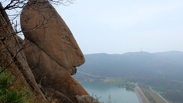 嵖岈山景区不算很大,山环绕着湖,由于我们去的是初春,看起来光秃秃的