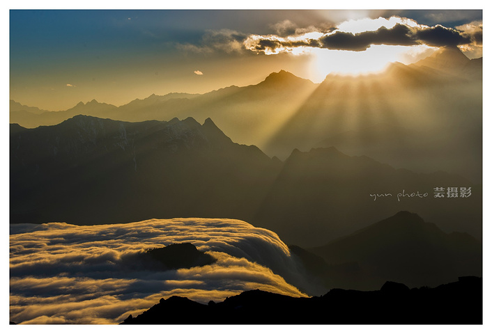 天空中的云朵被太阳灿烂的光辉染成了耀眼的金色我们陶醉在这美景里
