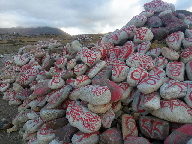 第一个标志性的景物是拜佛台,有很多的玛尼石堆和经幡,包括大量彩色的