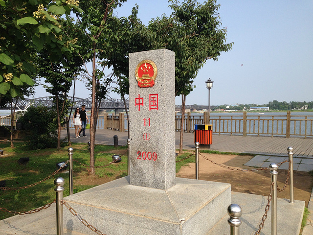 分时段只能从中国开车去朝鲜,或从朝鲜到中国,普通人是无法上这座桥的