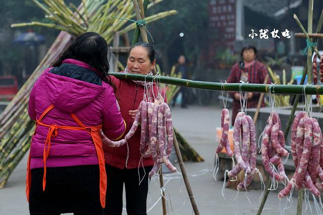 人们用甘蔗搭乘架子,然后把腊肠放在架子上晾晒.