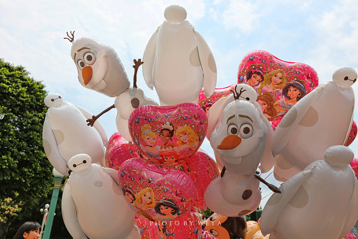 他们穿梭于不同的迪士尼经典故事.好看又好吃