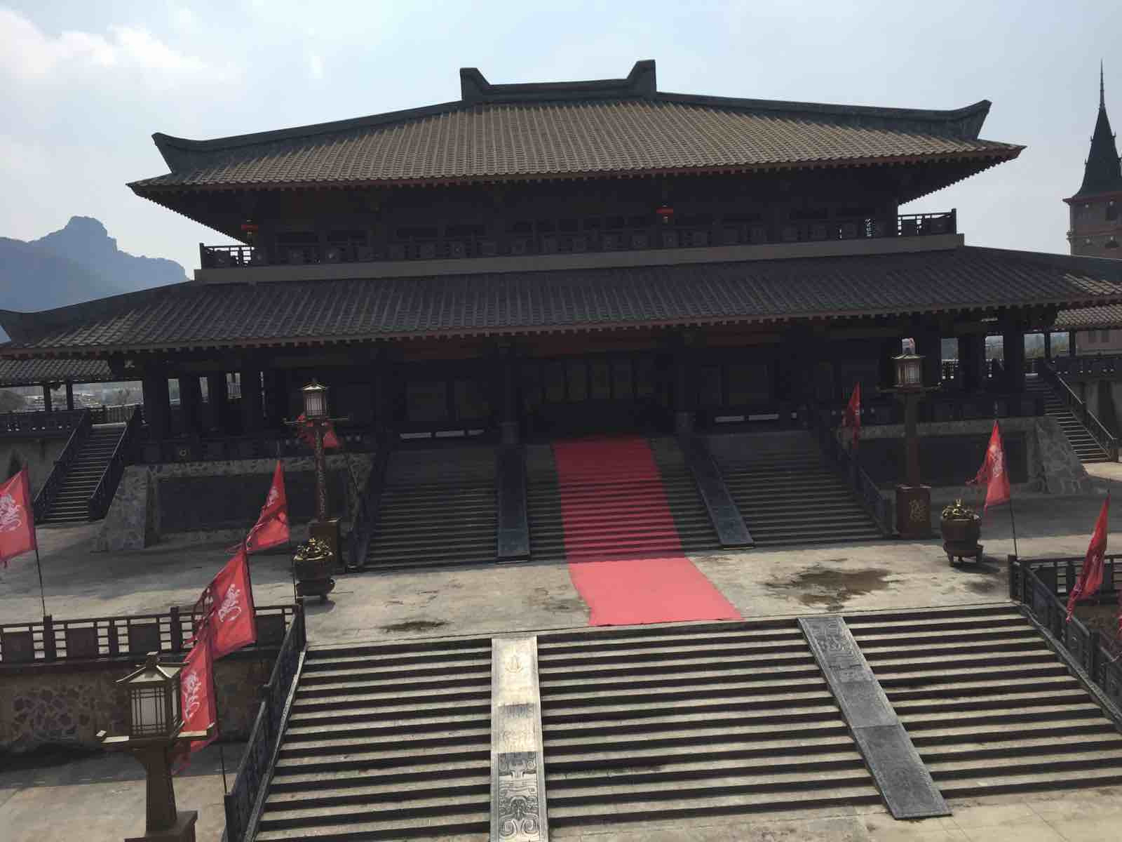 襄阳城等八个景区和160多个单体建筑;二期项目包括"春秋战国城""