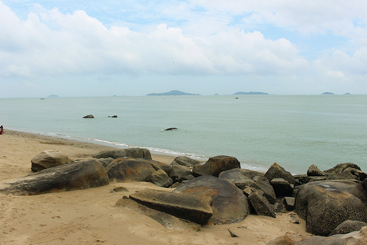 相比而言,黄厝海滨浴场就要好很多,景色优美,人也不是很多,特别适合