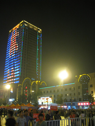 出了火车站还是灯火通明火车站两旁还有快捷餐馆买了