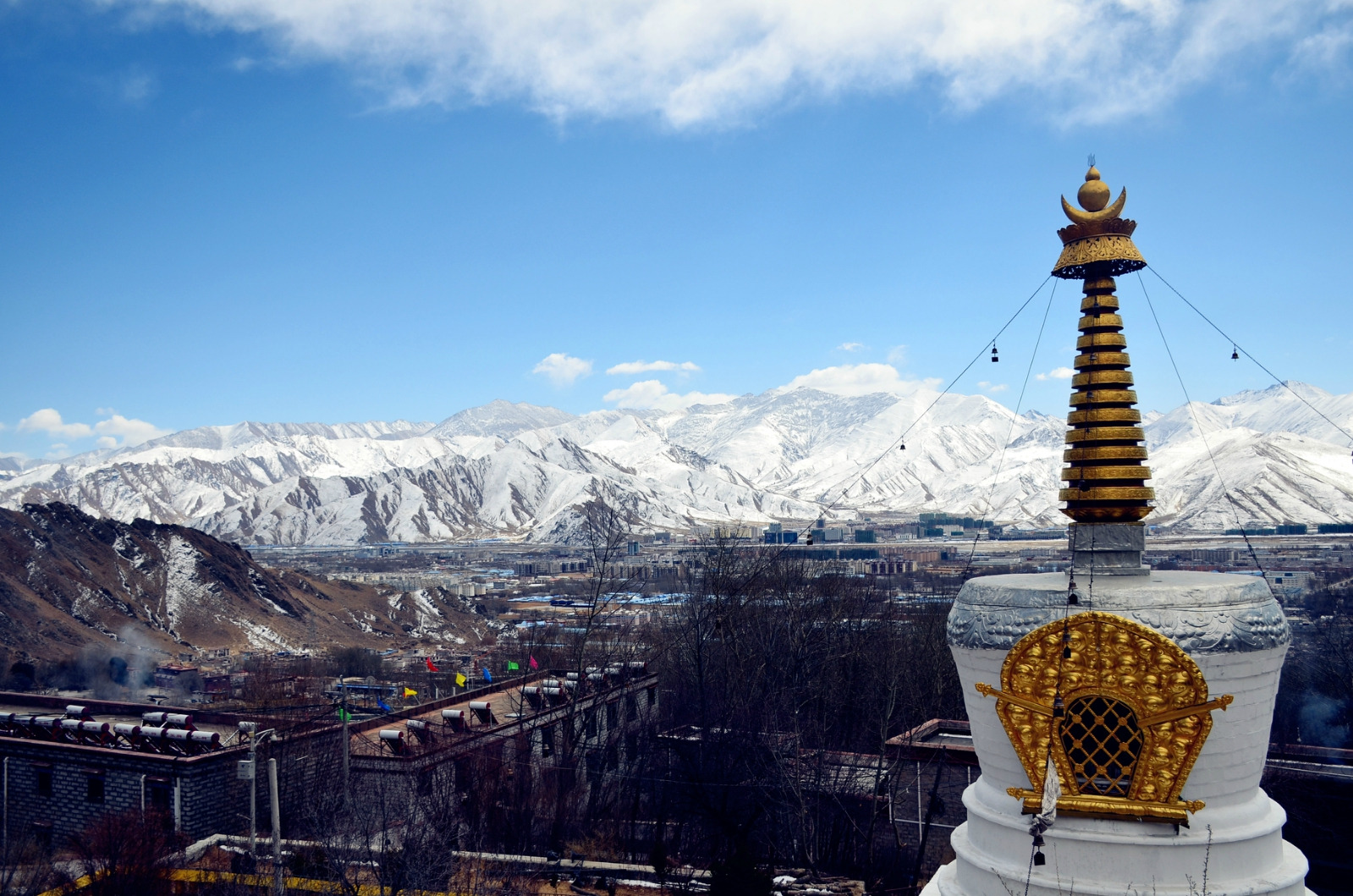 哲蚌寺是藏传佛教格鲁派寺院,藏语意为"堆米寺"或"积米寺",也是格鲁派