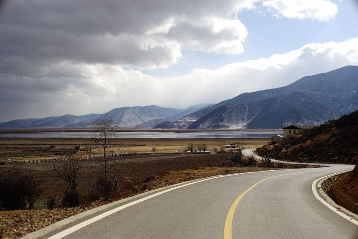 下午,朝圣家园派车送我们去了纳帕海游玩,.