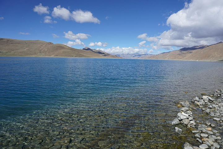 近看湖水是绿色清澈见底远看水天一色碧蓝碧蓝的隐隐约约还能看到粉色
