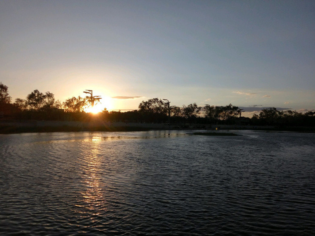 有幸与你迎风漫步，共赏自然瑰丽