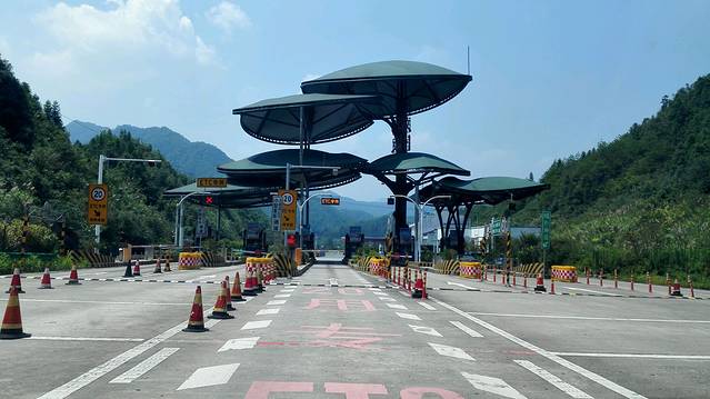 黄山市的高速公路收费站,迎客松造型吧!
