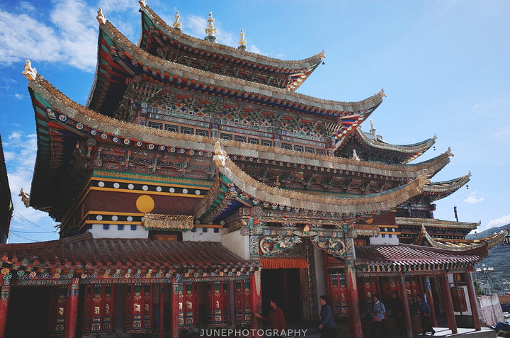 隆务寺是青海较古老的藏传佛教寺院之一,也是青南地区最大的格鲁派