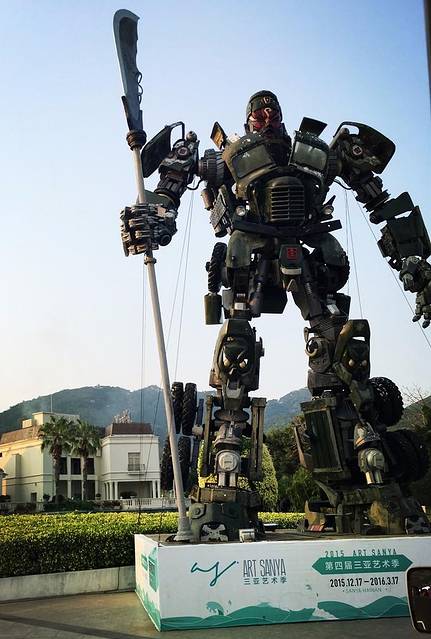 广场上巨大的机器人,认真看,是关二爷的脸