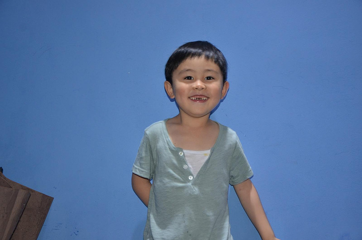 喜欢你抬眼看我的样子. 一如你小时候.