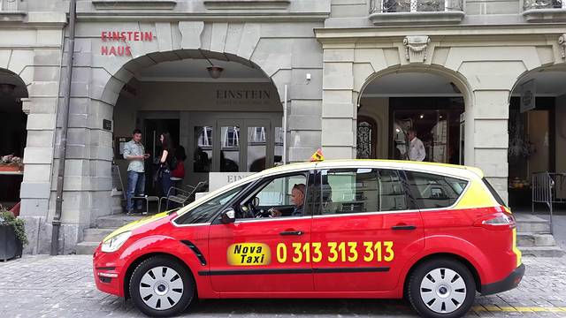 出租车后面是爱因斯坦故居