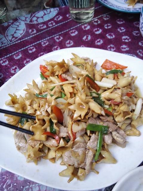 这个是木槿花炒肉,大众点评推荐菜,个人觉得一般,味道不如见手青!