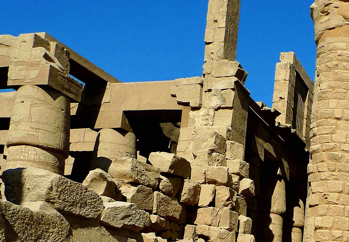 当天行程包括卢克索地区其他遗迹,如帝后谷,女皇大殿,卢克索神庙等.