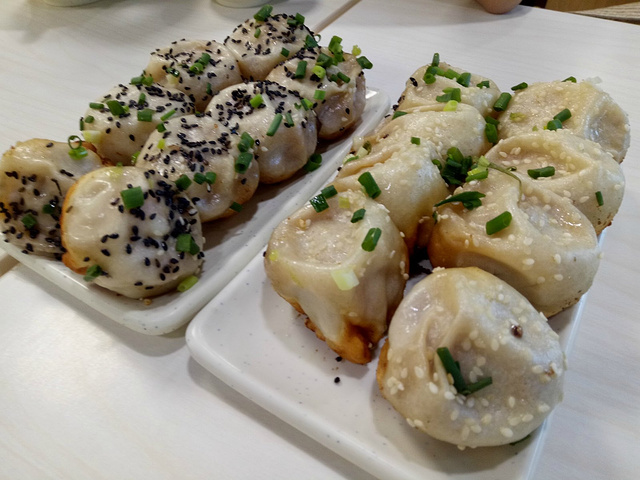 两个是交错在一起的,有各种小吃,咬不得就在那,60路公交清河坊站就