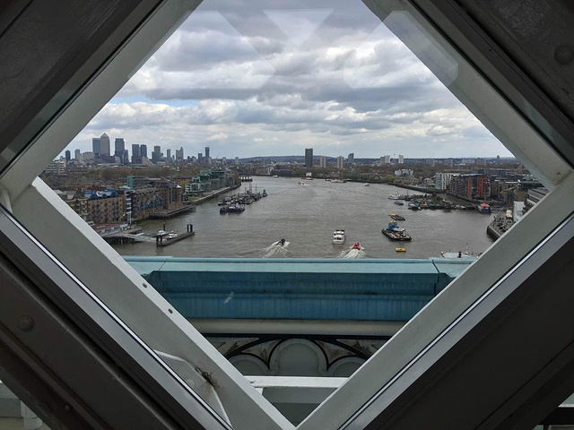 由玻璃栈道观看桥面,马拉松选手正在通过塔桥_伦敦塔桥"的评论