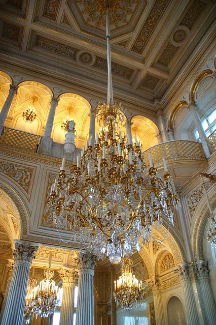 俄罗斯在左,圣彼得堡在右