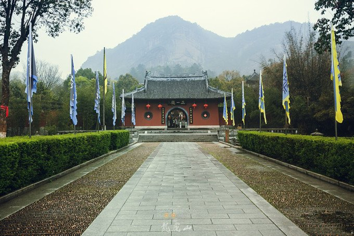 涟漪旋其中,雄鹰舞其上,记鹰潭游