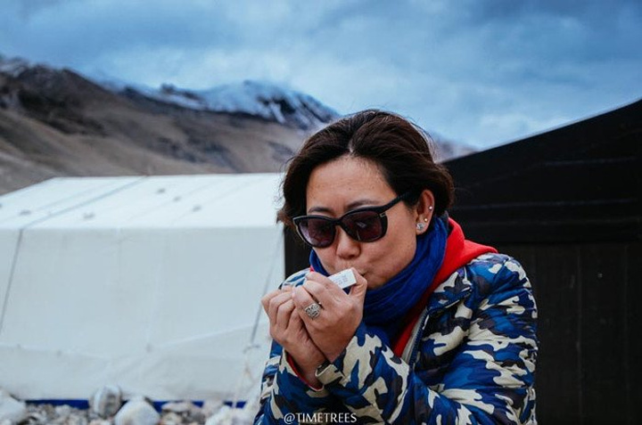 结果他说是看到一个纪录片,一位女登山家在珠峰帐篷前点起了烟,她当时