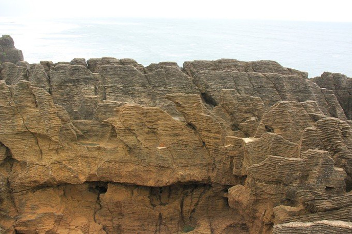 溝壑垂直形成如同巨大的層層薄餅地震活動讓海底水平線上升並最後乾枯