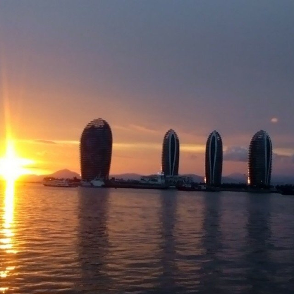 和闺蜜私奔在三亚