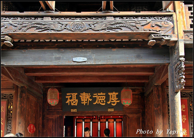 喜庆堂为乌镇比较出名的小展馆之一展示江南民间婚俗喜庆礼仪如凤冠