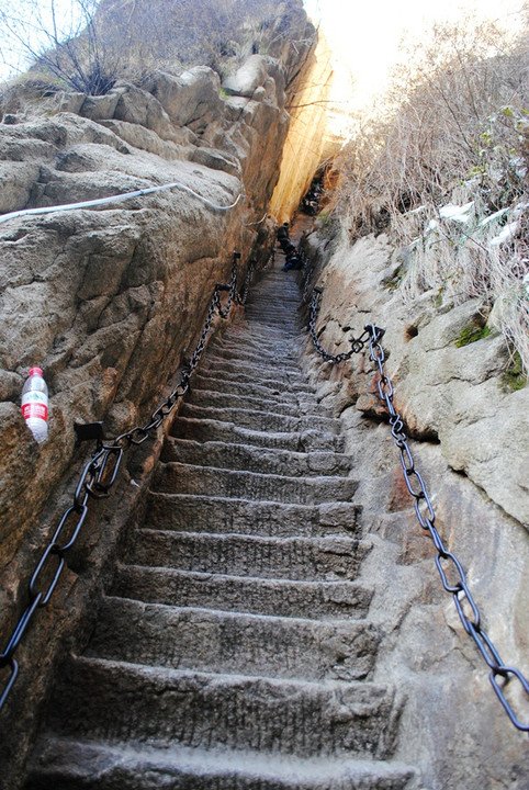 华岳在天上,飞烟荡浩胸
