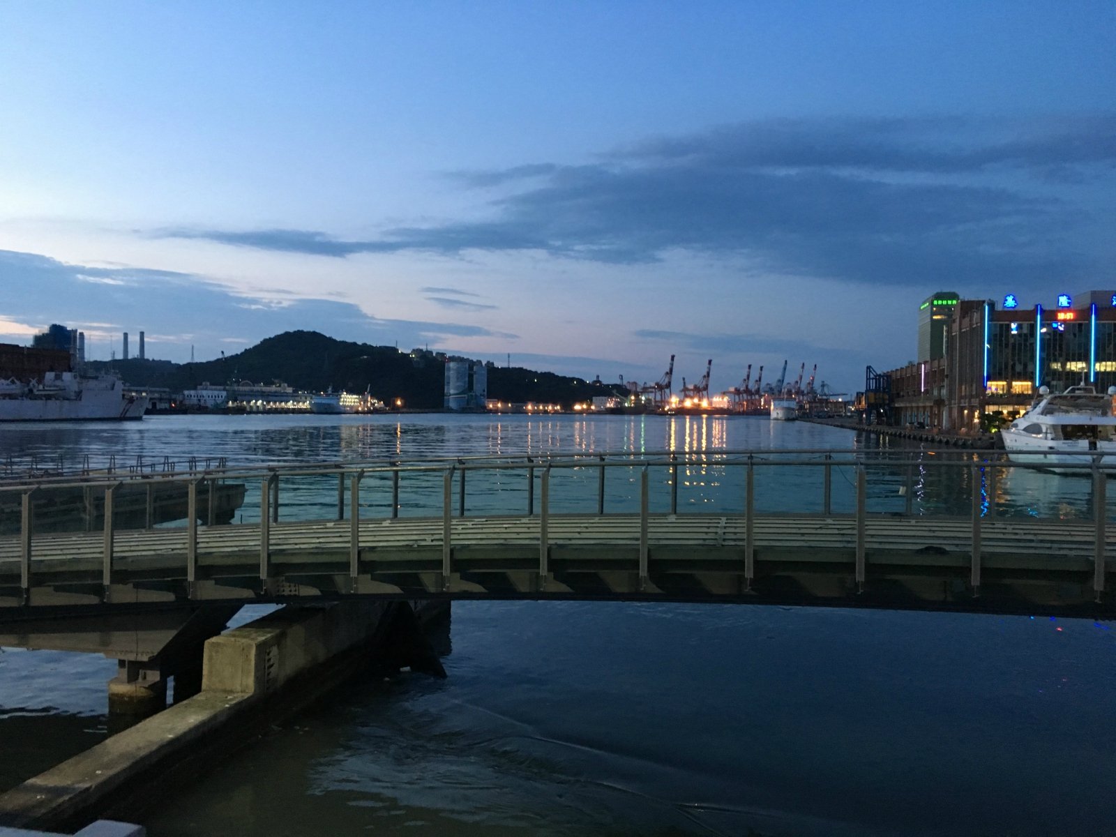 沿着马路往前走,走到基隆港的尽头,有一座桥,这里的风景最美