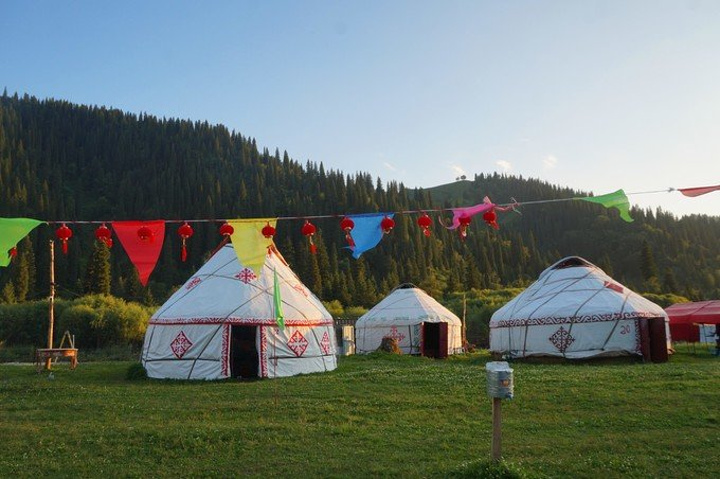 优美的草原风光与当地哈萨克民俗风情结合在一起,被人们誉为"空中草原