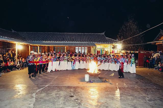 摩梭族篝火晚会