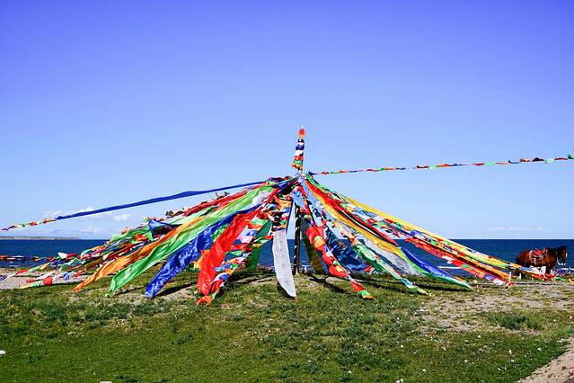 湖边的经幡与玛尼堆