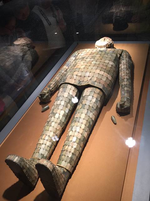 古时根据地位的不同,升天后穿上金丝缕衣,银丝缕衣或者铜丝缕衣,此为