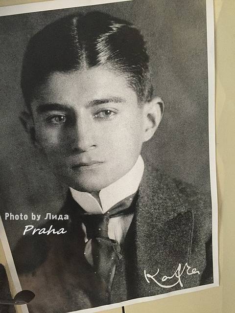 年轻的卡夫卡,这小电眼,迷死谁~但发髻偏低,肯定抠逼,这点,不招女人