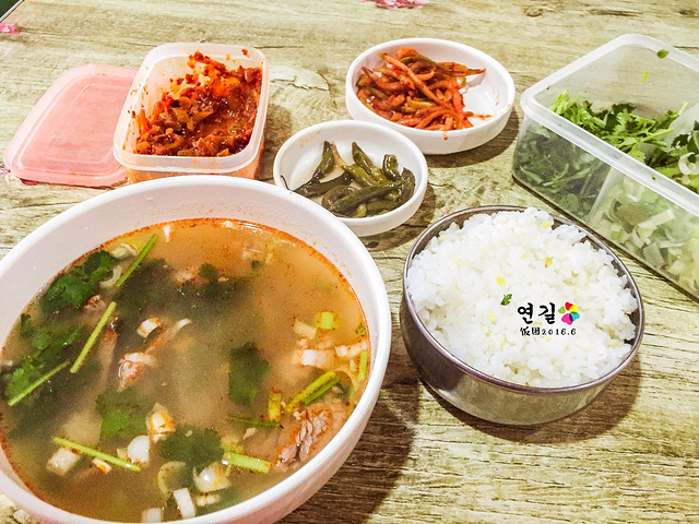 这只有三种汤,狗肉汤,牛肉汤和酱汤,我选了牛肉汤.