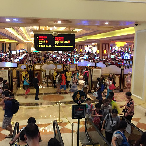 2017赌场的车很多, 排队几分钟就上车了_威尼